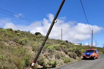 Poste inclinado del alumbrado público en Montaña Las Palmas/TA.